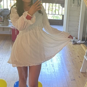 Vit klänning - Perfekt till studenten! Har haft på min student endast en gång. Inköpt för 699kr. Öppen i ryggen