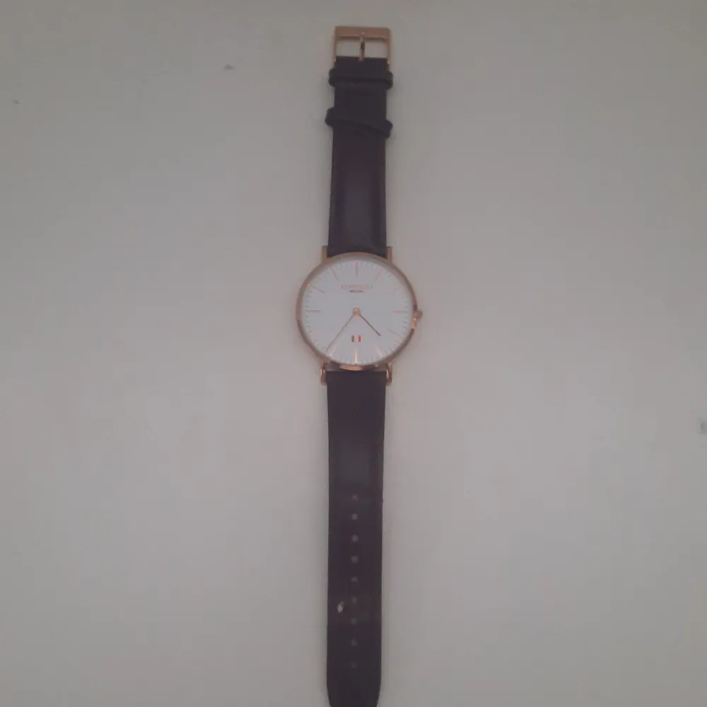 Fin brun klocka, enkel att matcha med. Klockan fungerar och passar perfekt. Ny pris 1695, säljer för 750 eller bud.. Accessoarer.