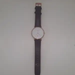 Fin brun klocka, enkel att matcha med. Klockan fungerar och passar perfekt. Ny pris 1695, säljer för 750 eller bud.