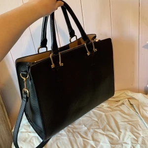 Svart Väska  - Så praktisk väska med axelband som går att ta av. Använd som skolväska i några månader då den är ganska liten men får plats med anteckningsböcker och dator mm. Okej skick men har täcken på användning 🖤