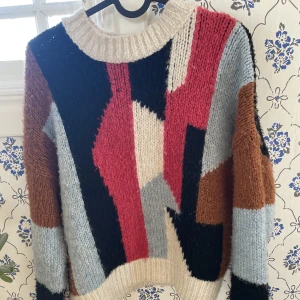 Virkad tjocktröja - Världens finaste virkade (tror jag) tjocktröja från Urban Outfitters i så fina färger. Jag älskar den men tycker inte den passar på mig. Säljer därför endast till ett bra pris. Tröjan är varm och skön på sommarkvällar!