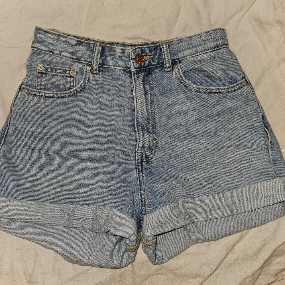 Snygga jeansshorts från pull&bear som köptes förra sommaren men endast kom till använd någon enstaka gång. Mycket bra skick!💕. Shorts.