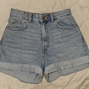 Shorts - Snygga jeansshorts från pull&bear som köptes förra sommaren men endast kom till använd någon enstaka gång. Mycket bra skick!💕