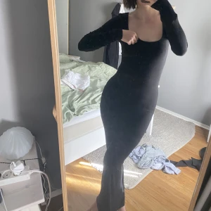 Skims klänning - Säljer min svarta långärmade skims klänning 