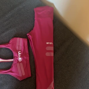 Aimn träningsset  - Säljer träningsset från Aimn i nyskick använd knappt i rödvin färg. Ord pris 600kr säljer för 200kr 