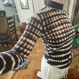 Mönstrad tröja - Mönstrad tajt tröja med hög urringning. Toppenskick! Tunn och skön.