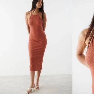 Ny klänning - Säljer ny/oanvänd klänning från Gina Tricot i stl XS. Pris 190kr + frakt. Figurnära klänning. Stretchigt material. Slutsåld online.  Betalning sker via SWISH och jag skickar enbart med posten. Referenser finns från mina tidigare köpare. Skicka PM vid intr