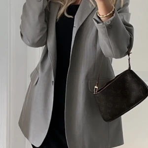 Grå Oversize kavaj - Säljer denna superfina kavajen, perfekt grå nyans och sitter väldigt smickrande. Passar mig som normalt bär storlek S!