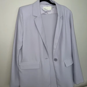 Kavaj sett - Ett superfint lila kavaj sett som endast är använd en gång. Byxan är i 38 och kavajen i 36