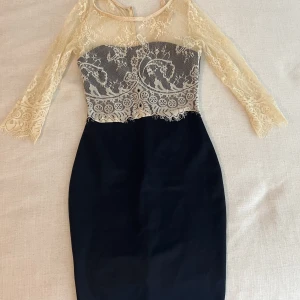 Spetsklänning  - Använd men som ny.