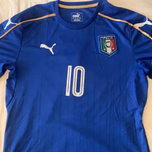 Italien tröja med veratti på ryggen. Storlek M. 1:1 kvalite