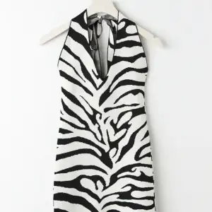 Mini dress i zebra mönster. Jättefin klänning perfekt för sommaren.  Använd en gång. Klänningen är i utmärkt skick. Pris kan diskuteras vid snabb affär. 