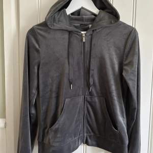 Säljer en grå mjukis hoodie från Gina tricot💞 Den är nästan oanvänd och i väldigt bra skick💕