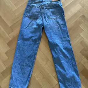 Mörkblå 90’s straight jeans från hm, ultra high waist 