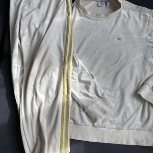 Adidas velour set - Strl 42 på tröja och byxa Fint skick Passar M/L Nypris ca 1200 Skickas mot fraktkostnad 🚚 
