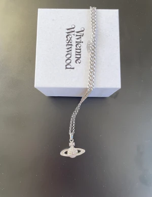 Vivienne Westwood halsband - Endast använts fåtal gånger, som nyskick. Längden kan justeras till 3 olika. Köpt för 1295kr