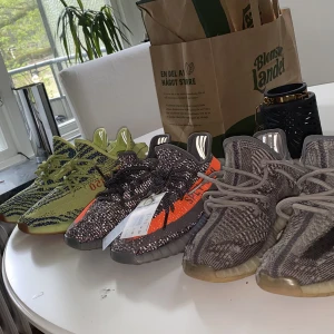 Yeezy 350s - Alla är äkta. Yeezy Zyon strl 38 2/3 skick 6,5/10 1300:- Med Box och Kvitto  Yeezy Beluga 1.0 s40 Oanvända med tags, pris 3500:- Med box och digitalt kvitto från adidas confirmed.  Yeezy Semi frozen Yellow 41,5 Oanvända med tags, box tyvärr slängd. 2300:-