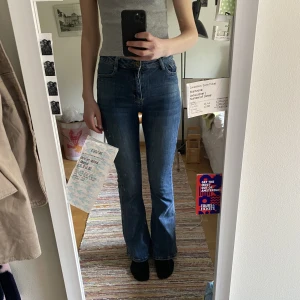 Bootcut jeans - Snygga högmidjade bootcut jeans från laulia, jätte bra skick! Skriv för fler bilder. Strl 36