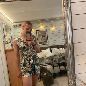 Blommig Playsuit - Playsuit från Sisters point i väldigt fint skick. Storlek XS men passar även mig som vanligtvis har S. Säljer pga att jag inte använder