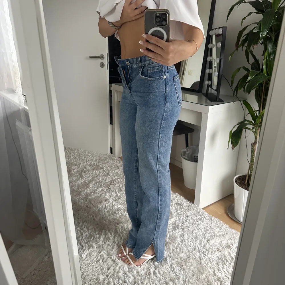 Säljer ett par jätte fina jeans ifrån prettylittlething i en rak modell. Innerbenslängden är 90cm och midjemåttet är 69 cm. Jeansen har en slits på utsidan av benet. . Jeans & Byxor.