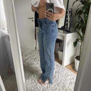 Säljer ett par jätte fina jeans ifrån prettylittlething i en rak modell. Innerbenslängden är 90cm och midjemåttet är 69 cm. Jeansen har en slits på utsidan av benet. 