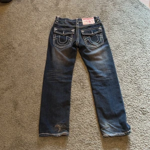 True religion - Funkar om man har 30 i midjan sköna o perfekt baggy för dig som gillar d :) använda ofta förut men kommer inte till användning så ofta längre