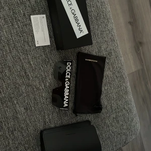 Dolce&gabbana glasögon - Köpte ett par dolce&gabbana glasögon på Zalando för några månader sedan, har aldrig använt och glömde och skicka tillbaka dom köpte dom för 3300 kr och vill verkligen bli av med dom