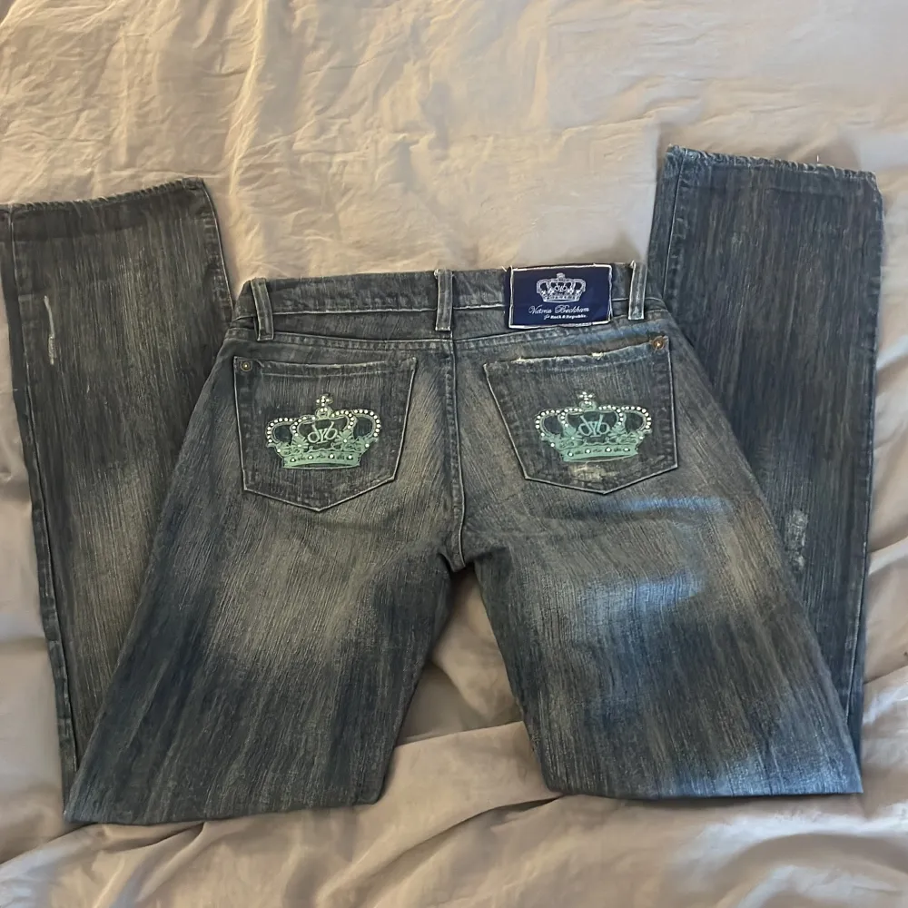 SKIT snygga VB jeans dom e lågmidjade och lite utsvängda och långa storlek 28   Pris kan diskuteras . Jeans & Byxor.