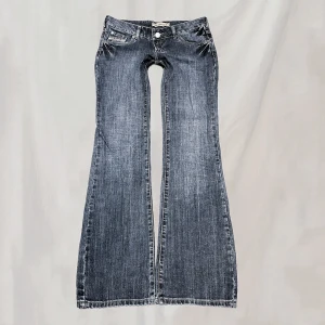 Jeans - Midja: 85  innerben: 82 Jeans med detaljerade bakfickor. Storlek w30. Stora på mig så håller upp mycket på bild. Knappen kan kännas lite lös men ska va så. Eventuellt väldigt smått nötta vid ex fotändar men överlag mycket fint skick!🤍