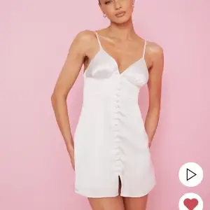 Säljer denna söta klänning från biancas kollektion med nelly. Köpte den för ett år sedan men har endast använts en gång sedan dess, därav fint skick. Slut i lager på nelly hemsida. Säljer för 100kr + frakt🤍