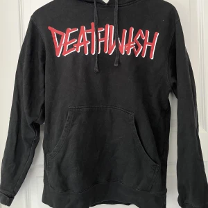 Death wish hoodie  - Death wish hoodie  Storlek S sitter bra 