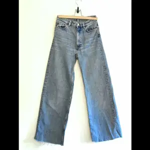 Monki jeans stl W24, ljusblå / blå. Fint skick, hela och rena!