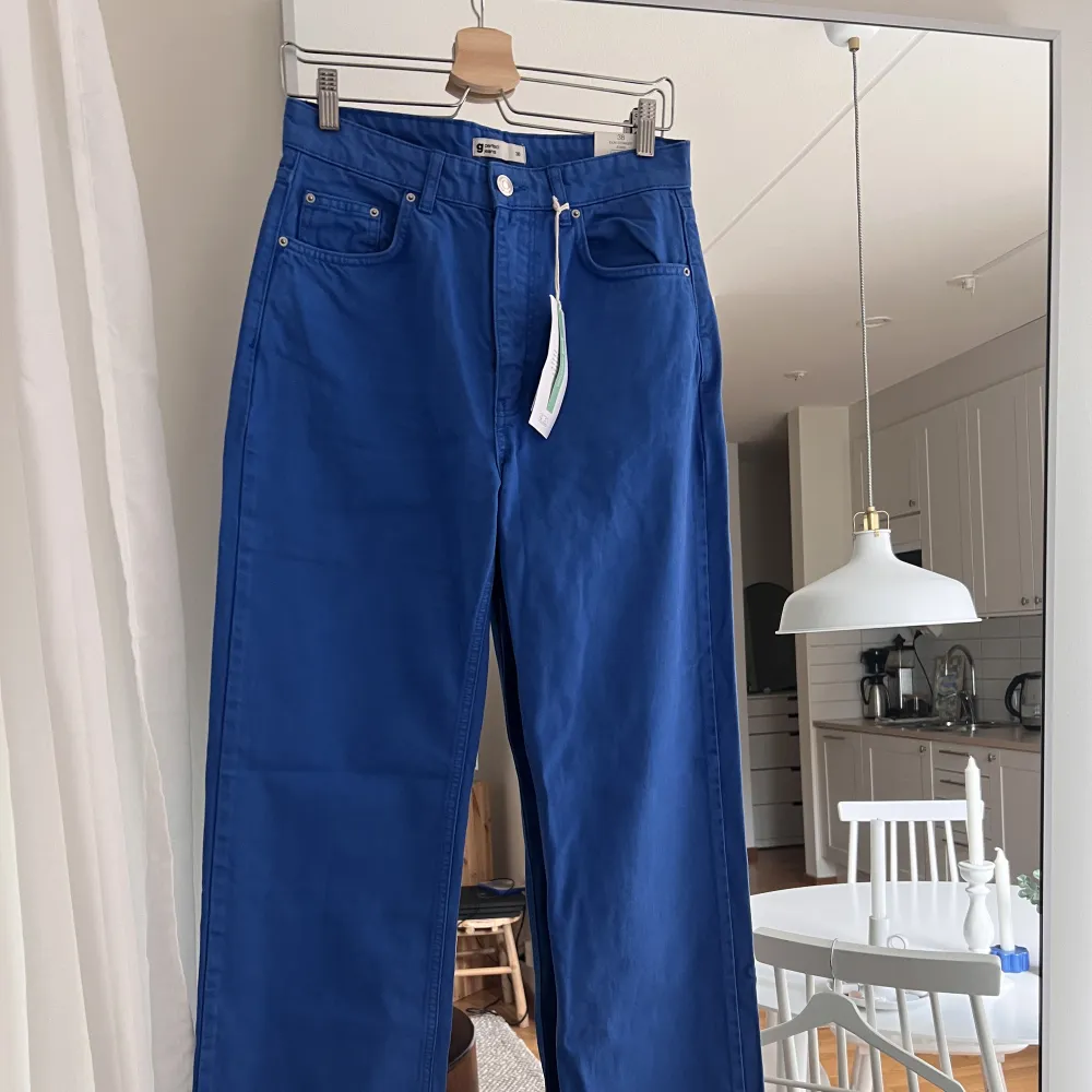 Oanvända blåa jeans från GinaTricot, i storlek 38🩷💞 Nypris 349:-. Jeans & Byxor.