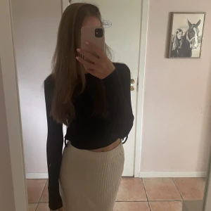 Topp - Säljer denna topp från Nelly, har knytningar på sidan(se sista bild). Använd 1 gång så inpricip ny💋Nypris 300kr, säljer för 120kr!