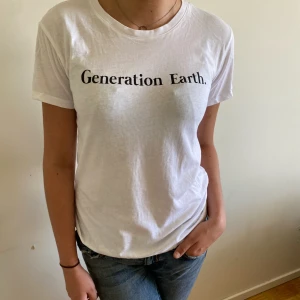 T-shirt - Har inte använts jättemycket. Men är en fin basic tröja 💛