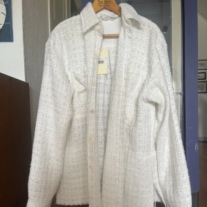 Vit Flanellskjorta  - Helt ny flanellskjorta från mnml. Aldrig använd, prislapp fortfarande kvar. Storlek S, men något stor i storleken.