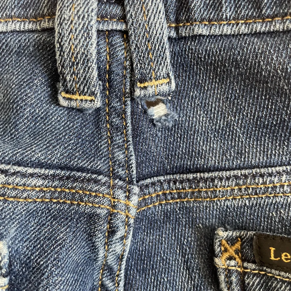 Köpta second hand, har ett litet hål men de syns inte när byxorna är på! Står ingen storlek men passar xs-s💕 midjemått: 36 cm, innerbenslängd: ca 75. Jeans & Byxor.