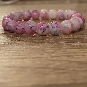 Detta är ett armband som är av färgen lila,rosa,vitt och blå. Detta armbandet har marmor mönster på sig. Armbandet kostar 100 kr men om du köper två så kostar det 150 kr. Ni kan också köpa detta armbandet på min Instagram där heter jag Smycken_by_nellyy.🎀