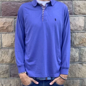 Sjukt snygg Ralph lauren tröja - Säljer denna riktiga feta Ralph lauren tröja med unik/rutig krage!  Perfekt nu mot hösten eller till en utekväll! Skriv gärna vid fler funderingar!