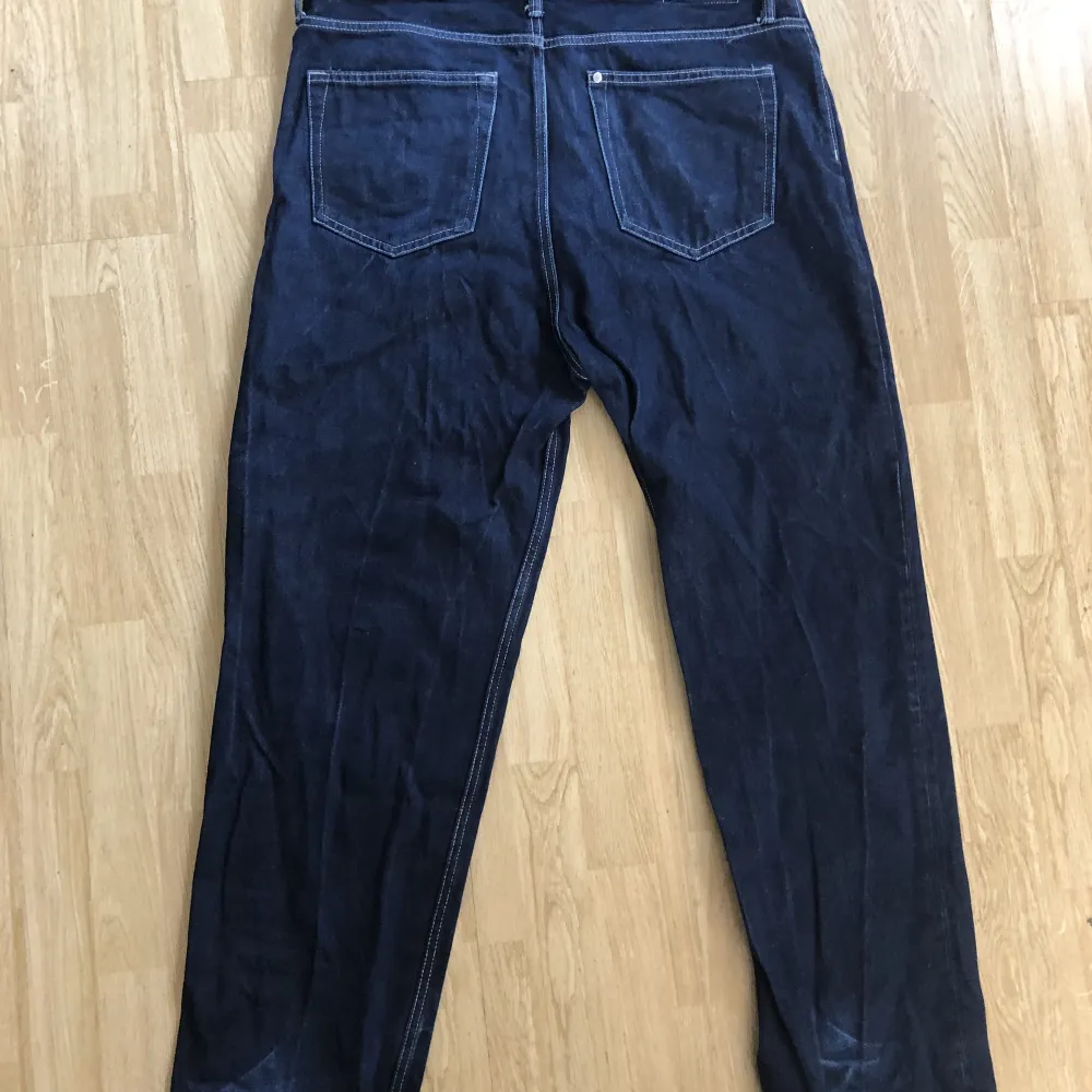 köpta från H&M, det är loose fit har andvänt dom några gånger, 9/10 i skick, säljer pga att jag inte har användning av dom. dom är mörk blåa. Jeans & Byxor.