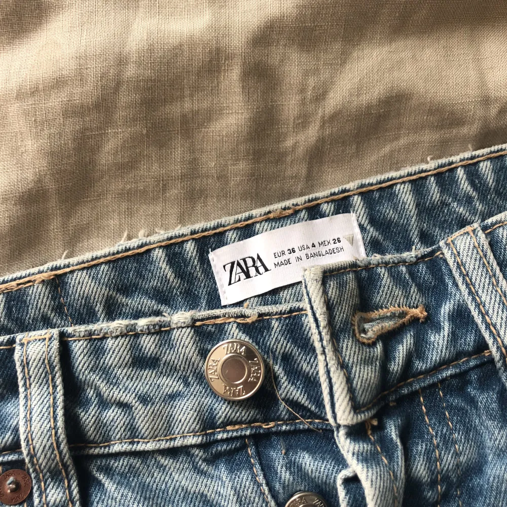 Zara mid raise straight jeans i storlek 36 säljer pågrund av att dom blivit för små!. Jeans & Byxor.