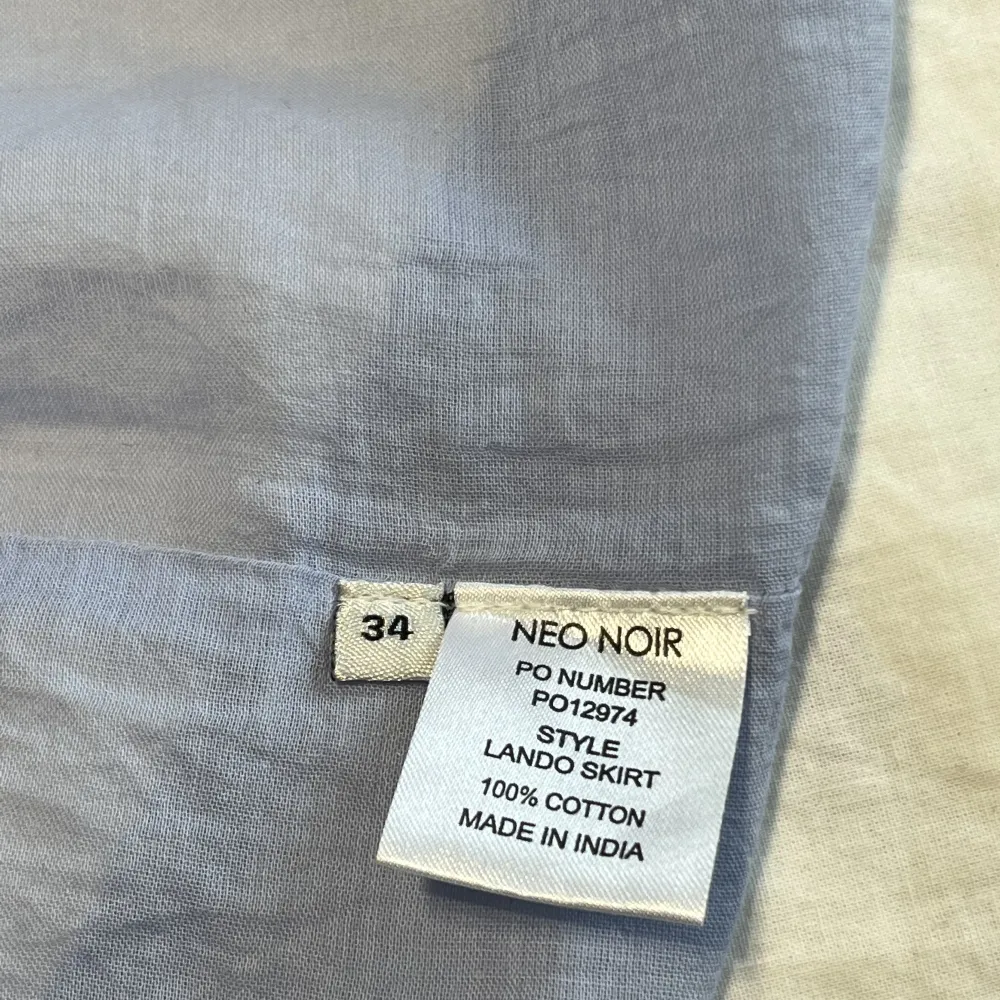 Jag säljer en Blå Neo Noir kjol i stolek 34💕Den är i perfekt skick eftersom den bara är använd 1 gång och den köptes för cirka 600kr💕Hör av er vid frågor!. Kjolar.