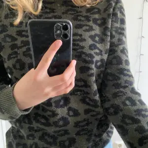 Säljer denna mörkgröna leopard tröja som är köpt secondhand!💚
