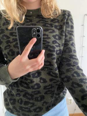Säljer denna mörkgröna leopard tröja som är köpt secondhand!💚