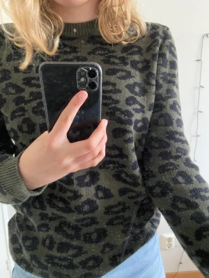 Mörkgrön leopard tröja - Säljer denna mörkgröna leopard tröja som är köpt secondhand!💚