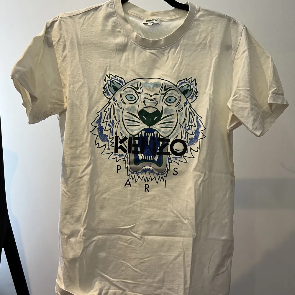 Vit Kenzo T-shirt  Använd i väldigt bra skick Nypris 799kr Skick 8/10. T-shirts.