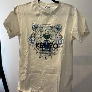 Vit Kenzo T-shirt  Använd i väldigt bra skick Nypris 799kr Skick 8/10