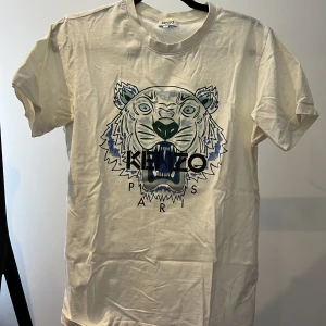 Kenzo T-shirt  - Vit Kenzo T-shirt  Använd i väldigt bra skick Nypris 799kr Skick 8/10