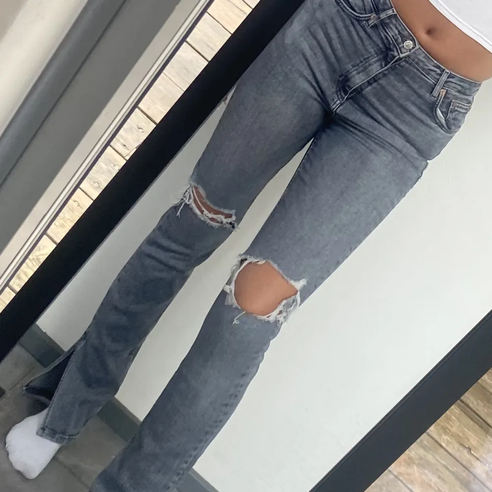 Jeans med slits från zara, har bara använt några gånger och känner att de inte kommer så mycket till användning. Är 171 cm lång.. Jeans & Byxor.
