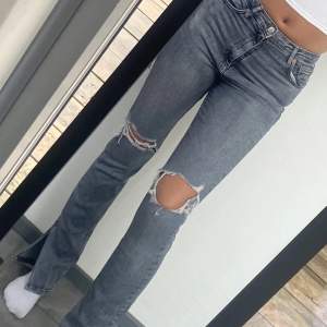 Jeans med slits från zara, har bara använt några gånger och känner att de inte kommer så mycket till användning. Är 171 cm lång.